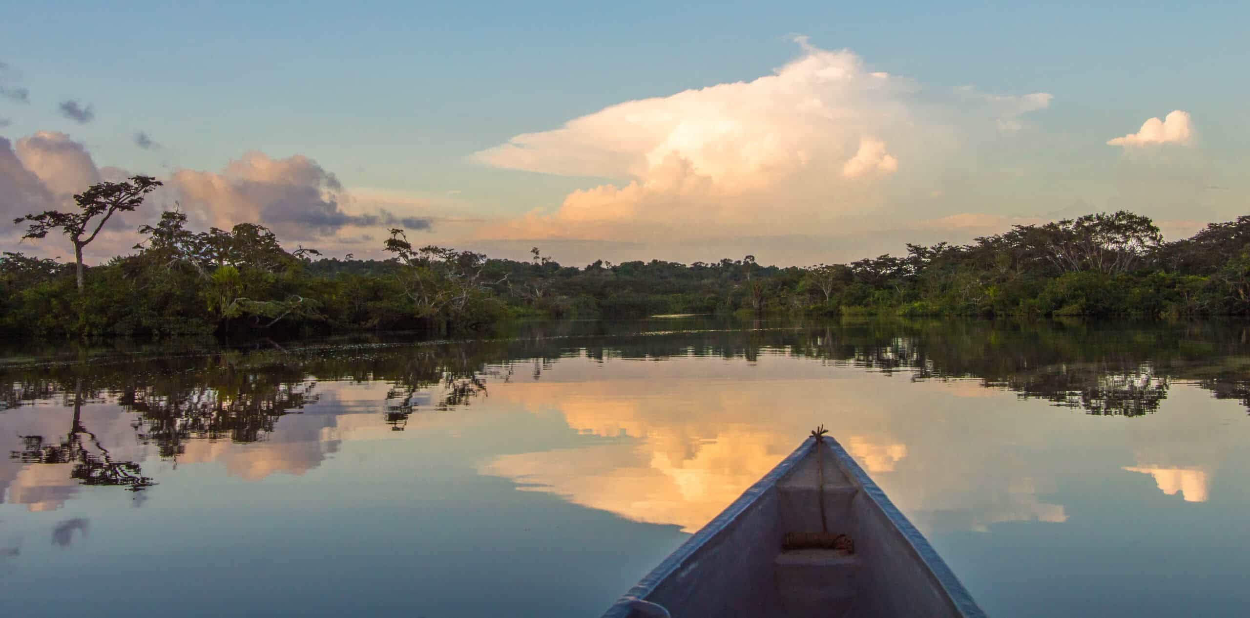 Precioso paisaje. Reserva de Vida Silvestre Cuyabeno, Ecuador. Canoa en primer plano.